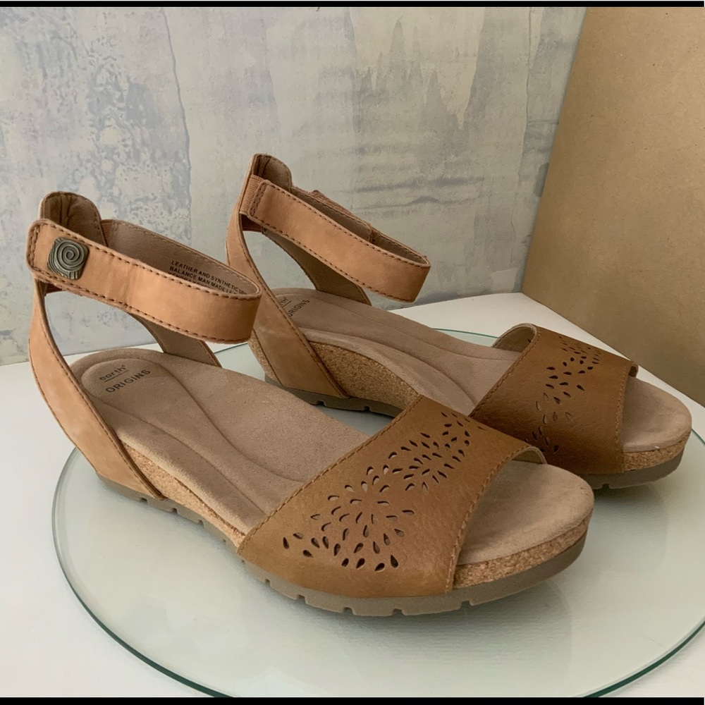 Earth Origins tan leather sandals size 9W